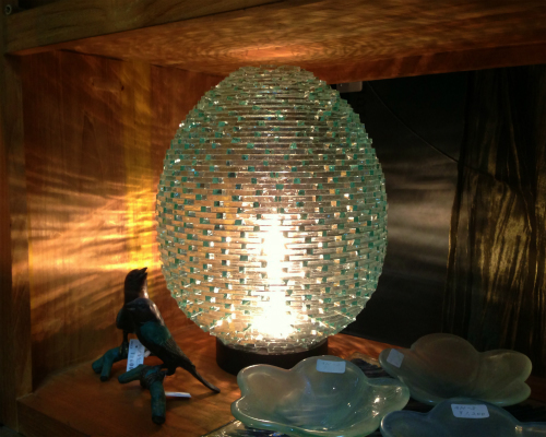 卵の形をしたガラスランプ